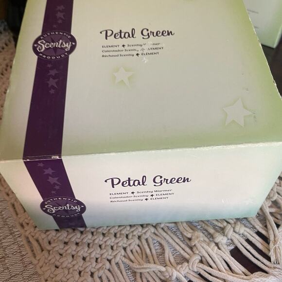 Scentsy petal green element wax warmer - Picture 11 of 11